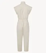 Mono largo de sarga color marrón, con cuello alto, cierre frontal con botones ocultos, sin mangas y bolsillos laterales. Incluye trabillas para cinturón.