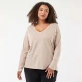 Camiseta de punto color beige con cuello en V y manga larga, de corte clásico y ajuste cómodo.