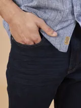 Pantalón de jean azul oscuro, de corte recto y tiro medio.