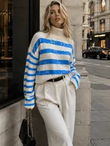 Sweater crop de cuello tortuga, color blanco con rayas azules y aplicación de lentejuelas, manga larga y tejido extra suave de media estación.