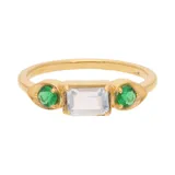 Anillo de plata 925 bañada en oro 18k con una piedra central de topacio azul rectangular y una esmeralda circular a cada lado.