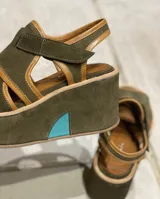 Sandalias de plataforma color verde oliva con detalles en color naranja y celeste.