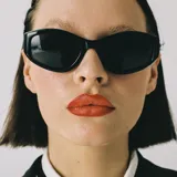Lentes de sol negros envolventes con protección UV400 y lentes polarizadas alemanas con recubrimiento anti-scratch y superhydrophobic.