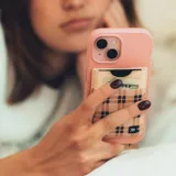 Billetera porta tarjetas Thread Willow Magnetic con diseño a cuadros en tonos rosa, beige y azul.