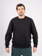 Buzo deportivo gris oscuro de algodón con felpa, cuello redondo y corte clásico.