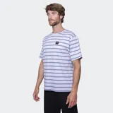 Remera de manga corta con cuello redondo, diseño a rayas horizontales en tonos beige y marrón oscuro, con parche de logo de la marca en el pecho.