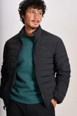 Campera acolchada negra con cierre frontal, cuello alto y diseño de costuras horizontales. Presenta un ajuste entallado y tejido exterior resistente al agua.