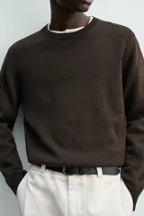 Jersey de punto ligero con corte regular fit, cuello redondo y manga larga. Presenta acabados en rib en puños, cuello y ruedo.