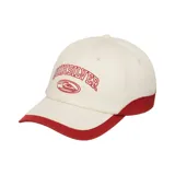Gorro con visera Quiksilver modelo Decades, de color blanco con detalles en rojo, incluyendo visera y apliques traseros en contraste. Cuenta con el nombre y logo de la marca bordados en la parte frontal con tipografía estilo universitario.