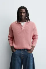 Polo de manga larga con tejido de punto de algodón con estructura tipo waffle. Presenta cuello solapa y cierre frontal con botonadura, con un acabado de efecto lavado.