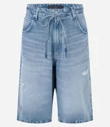 Bermuda de jean estilo jorts con corte super baggy, lavado claro con efecto desgastado y detalles de roturas. Presenta cintura con lazo ajustable y bolsillos laterales.