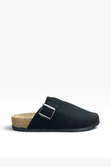 Zueco negro estilo Birkenstock, con empeine cerrado, hebilla metálica ajustable y suela de corcho con base de goma antideslizante.