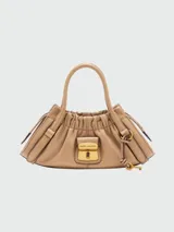 Cartera satchel de cuero color beige con diseño fruncido, cierre frontal con broche metálico dorado y llave colgante. Cuenta con asas superiores fijas.