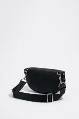 Riñonera negra marca Bimba y Lola, con correa ajustable, cierre de cremallera y dos bolsillos frontales con cierre.