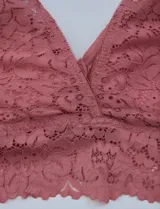 Pack de dos bralettes de encaje, uno color rosa y otro color gris.