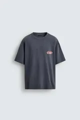 Remera de algodón con efecto lavado, corte relajado, cuello redondo y manga corta. Presenta un gráfico estampado en el pecho con la inscripción Posty Co.