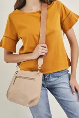 Remera celeste de algodón peinado, con cuello redondo y mangas cortas con detalle de calado.