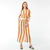 Vestido camisero largo con diseño de rayas verticales en tonos mostaza y beige, con cuello solapa, mangas cortas, cierre frontal con botones y lazo ajustable en la cintura.