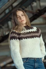 Sweater tejido a mano en crochet con lana merino 100% uruguaya. Diseño con canesú circular a rayas en tonos tierra y cuerpo en punto cerrado.