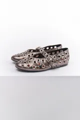 Ballerinas negras de cuero sintético con correa sobre el empeine y hebilla metálica. Diseño con múltiples ojalillos metálicos.