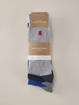 Pack de tres pares de medias largas Benson & Thomas, en colores gris melange con detalle de león bordado en rojo, azul marino y gris oscuro.