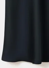 Vestido midi negro de tejido satinado con tirantes finos, escote en V y detalle de encaje floral en el escote.