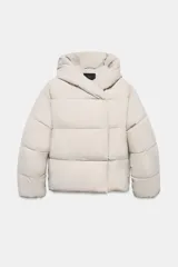 Anorak corto acolchado de Zara, color beige, con cuello subido, capucha, manga larga con puños elásticos y cierre frontal cruzado con botones magnéticos.