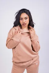 Canguro blanco con capucha, bolsillos laterales y logo pequeño bordado en negro en el pecho.