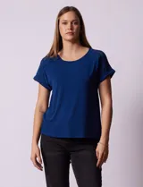 Remera combinada blanca, marca Rio & Rian, con cuello a la base y mangas cortas con aplique calado y broderie.