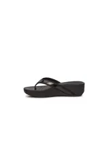 Sandalias tipo plataforma con diseño de dedo, color negro, con entresuela de doble densidad y plantilla moldeada de EVA. Presenta tiras de tela y cuero con forro acolchado.