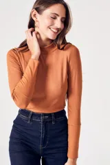 Polera fucsia de morley ecovero, corte ajustado y mangas largas.