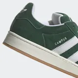 Championes Adidas Campus 00s de gamuza color verde con las tres tiras laterales blancas y cordones blancos.