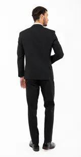 Traje de dos piezas compuesto por saco de dos botones con solapa clásica y pantalón de corte slim fit. Confeccionado en poliéster, presenta un diseño versátil y elegante.