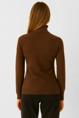 Polera de tejido de punto color blanco, con cuello redondo y manga larga.