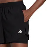 Short de running negro con calza interior incorporada y logo Adidas estampado en blanco.