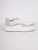 Zapatilla de plataforma con diseño de recortes en tonos blanco, beige y detalles metalizados plateados. Cuenta con suela texturizada y cierre mediante cordones.