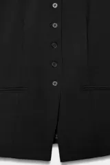 Chaqueta de cuello redondo y manga larga con pliegues, de color negro, con falsos bolsillos de vivo en el delantero y cierre frontal con botones.