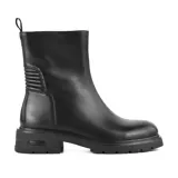 Bota corta de cuero negro con caña media, suela track y cierre lateral.