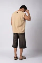 Musculosa oversize de tejido de lino con textura marcada, corte suelto, cuello redondo y terminaciones deshilachadas en las sisas.