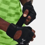 Par de guantes Under Armour negros para levantamiento de pesas, con palma de cuero, dorso de tejido Iso-Chill y muñequera elástica ajustable. Logo de la marca en el dorso.