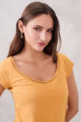 Remera de algodón peinado color camel, con ajuste al cuerpo, escote redondo con detalle calado y mangas cortas.