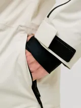 Campera técnica impermeable y cortaviento con capucha ajustable, diseñada para condiciones de frío y nieve. Cuenta con cierre frontal, bolsillos con cierre, ventilación bajo los brazos y ajustes en puños.