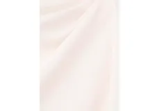 Blusa de manga larga en color crema, con cuello alto y diseño de drapeado suave en la parte frontal. Presenta un corte recto y elegante.