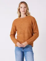 Buzo de lana melange color tostado, con cuello redondo y mangas largas.