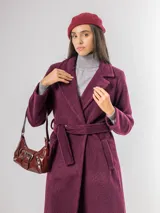 Tapado de paño sofisticado con solapas clásicas, cierre frontal de botones y bolsillos laterales. Presenta un diseño de corte recto y estructura elegante.