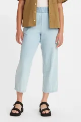 Pantalón de jean celeste claro de corte cropped y estilo relaxed, con cintura elástica fruncida.