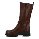 Bota alta de cuero marrón, con suela track negra de goma, tacón bajo y detalle de tiras cruzadas con hebilla metálica en el tobillo.