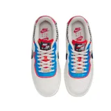 Zapatillas Nike Air Force 1 Shadow color blanco con detalles en rojo, azul y verde. Presentan un diseño deconstruido con superposiciones y detalles a cuadros.