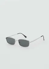 Gafas de sol con montura metálica plateada de diseño rectangular y cristales oscuros.