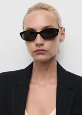 Chaqueta de traje con estampado de raya diplomática, cuello con solapas de muesca y cierre frontal de dos botones. Presenta diseño recto, manga larga con puños abotonados, bolsillo de ribete en el pecho y dos bolsillos laterales con solapa.